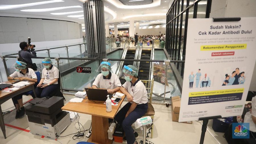 Vaksin lansia di Lippo Mal Puri Indah, Jakarta Barat, Selasa (9/3/2021). (CNBC Indonesia/Andrean Kristianto)