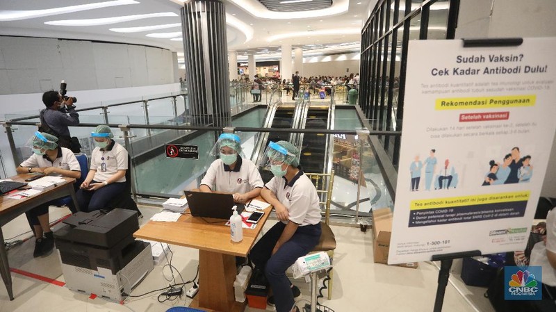 Vaksin lansia di Lippo Mal Puri Indah, Jakarta Barat, Selasa (9/3/2021). (CNBC Indonesia/Andrean Kristianto)