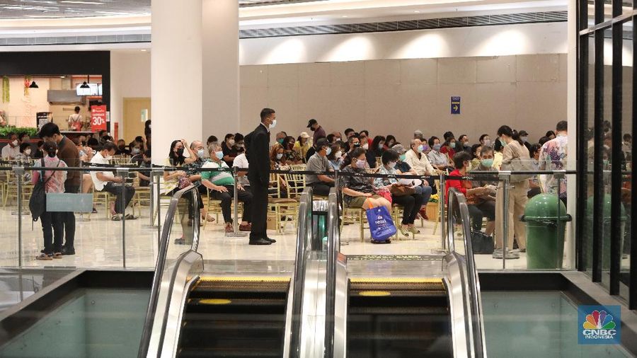 Vaksin lansia di Lippo Mal Puri Indah, Jakarta Barat, Selasa (9/3/2021). (CNBC Indonesia/Andrean Kristianto)