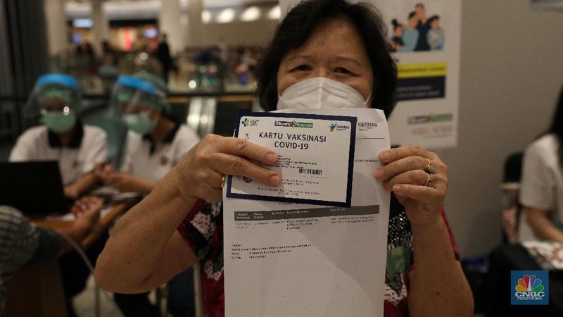 Vaksin lansia di Lippo Mal Puri Indah, Jakarta Barat, Selasa (9/3/2021). (CNBC Indonesia/Andrean Kristianto)