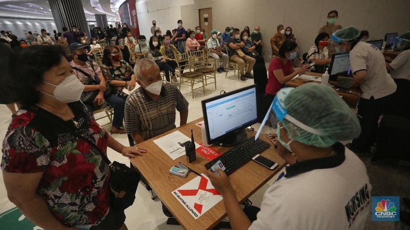 Vaksin lansia di Lippo Mal Puri Indah, Jakarta Barat, Selasa (9/3/2021). (CNBC Indonesia/Andrean Kristianto)