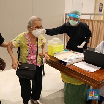 Potret Warga Kategori Lansia Divaksinasi Covid-19 di Mal