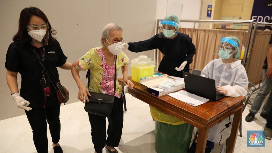 Vaksin lansia di Lippo Mal Puri Indah, Jakarta Barat, Selasa (9/3/2021). (CNBC Indonesia/Andrean Kristianto)