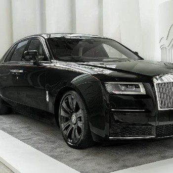 Penampakan 'Mobil Hantu' Rolls Royce Ghost Meluncur di RI