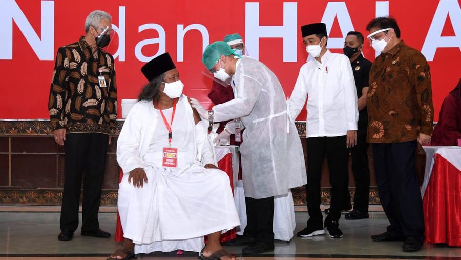 Jokowi Tinjau Vaksinasi Massal Ulama, Tokoh Lintas Agama, dan Santri Provinsi Jawa Tengah (Lukas - Biro Pers Sekretariat Presiden)