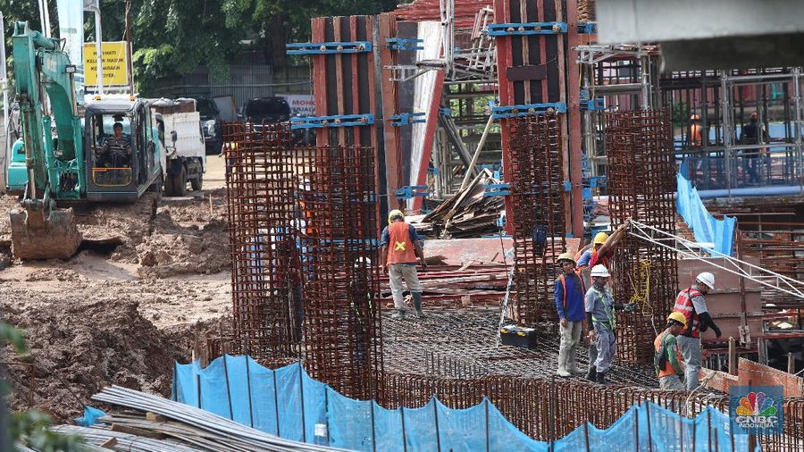 Pekerja menyelesaikan proyek pembangunan Pasar Senen Jaya Blok I dan II di kawasan Pasar Senen, Jakarta, Rabu (10/3/2021).  (CNBC Indonesia/Andrean Kristianto)