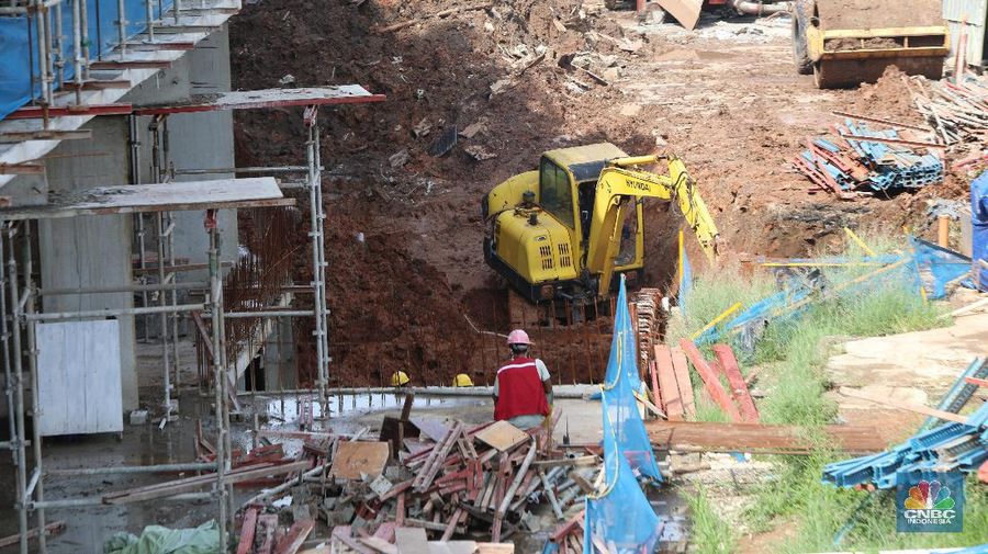 Pekerja menyelesaikan proyek pembangunan Pasar Senen Jaya Blok I dan II di kawasan Pasar Senen, Jakarta, Rabu (10/3/2021).  (CNBC Indonesia/Andrean Kristianto)