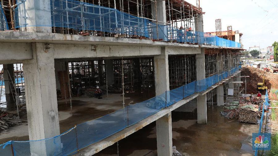 Pekerja menyelesaikan proyek pembangunan Pasar Senen Jaya Blok I dan II di kawasan Pasar Senen, Jakarta, Rabu (10/3/2021). (CNBC Indonesia/Andrean Kristianto)