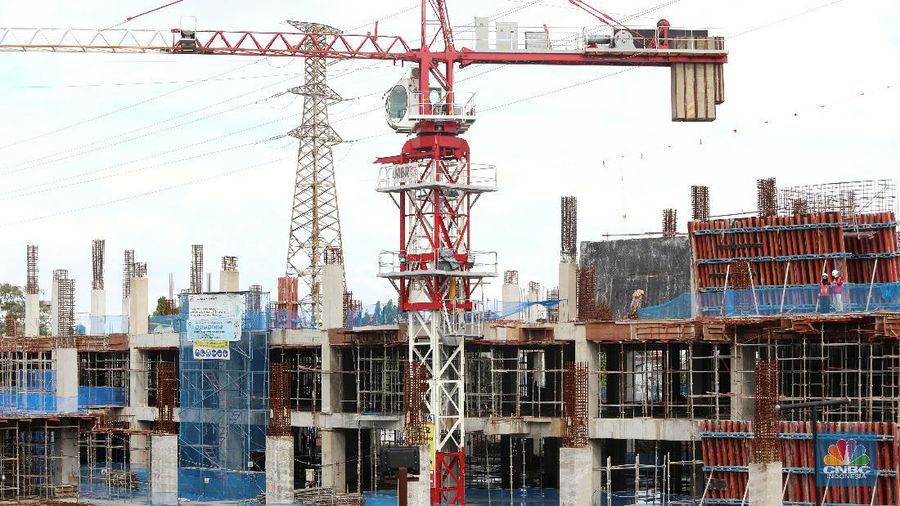 Pekerja menyelesaikan proyek pembangunan Pasar Senen Jaya Blok I dan II di kawasan Pasar Senen, Jakarta, Rabu (10/3/2021).  (CNBC Indonesia/Andrean Kristianto)