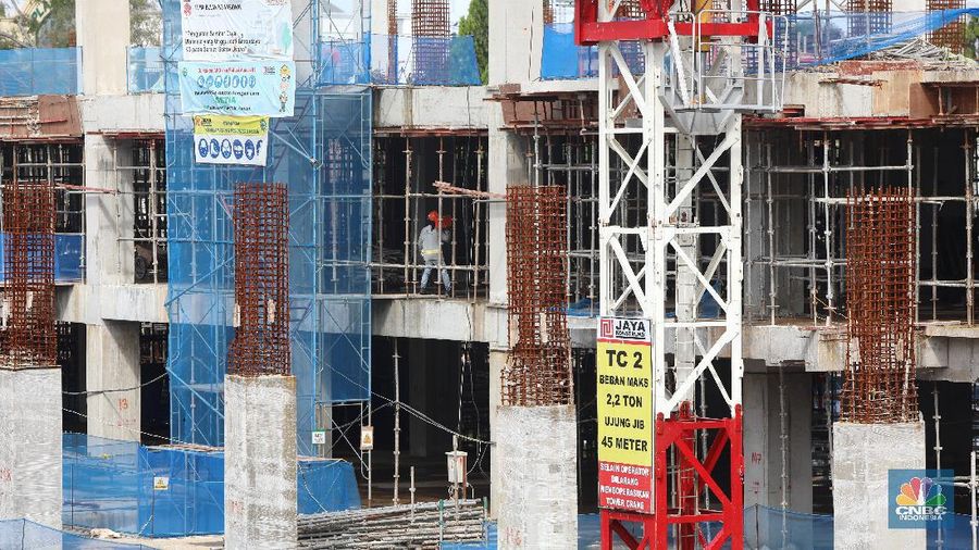 Pekerja menyelesaikan proyek pembangunan Pasar Senen Jaya Blok I dan II di kawasan Pasar Senen, Jakarta, Rabu (10/3/2021).  (CNBC Indonesia/Andrean Kristianto)