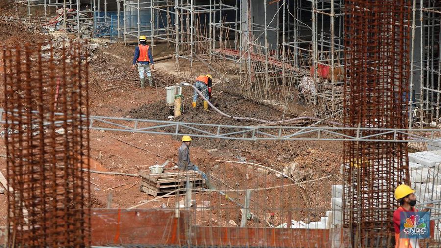 Pekerja menyelesaikan proyek pembangunan Pasar Senen Jaya Blok I dan II di kawasan Pasar Senen, Jakarta, Rabu (10/3/2021).  (CNBC Indonesia/Andrean Kristianto)