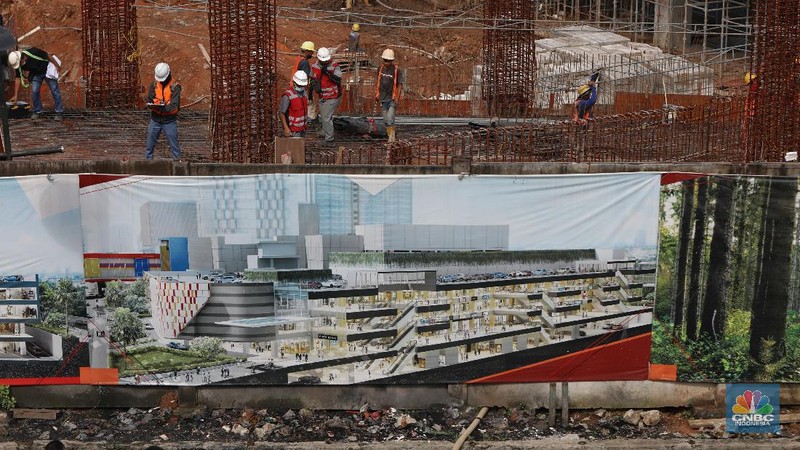 Pekerja menyelesaikan proyek pembangunan Pasar Senen Jaya Blok I dan II di kawasan Pasar Senen, Jakarta, Rabu (10/3/2021).  (CNBC Indonesia/Andrean Kristianto)