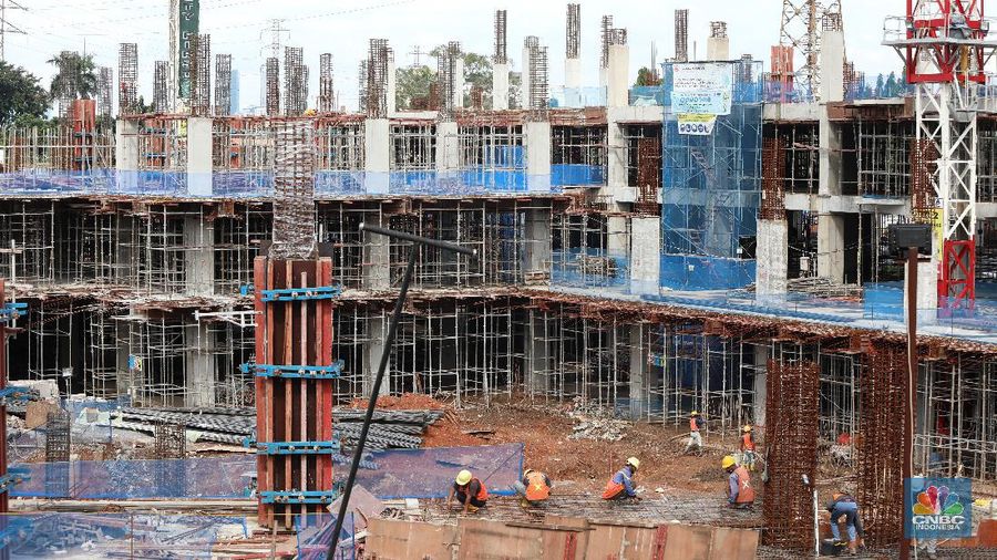 Pekerja menyelesaikan proyek pembangunan Pasar Senen Jaya Blok I dan II di kawasan Pasar Senen, Jakarta, Rabu (10/3/2021).  (CNBC Indonesia/Andrean Kristianto)