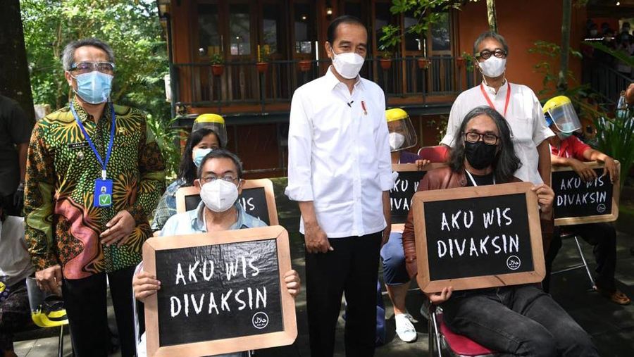 Presiden Joko Widodo (Jokowi) meninjau pelaksanaan vaksinasi massal seniman dan budayawan di Dusun Kembaran, Desa Tamantirto, Kabupaten Bantul, Yogyakarta. (Lukas - Biro Pers Sekretariat Presiden)