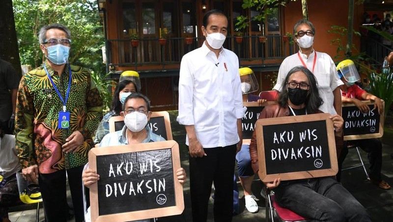 Presiden Joko Widodo (Jokowi) meninjau pelaksanaan vaksinasi massal seniman dan budayawan di Dusun Kembaran, Desa Tamantirto, Kabupaten Bantul, Yogyakarta. (Lukas - Biro Pers Sekretariat Presiden)