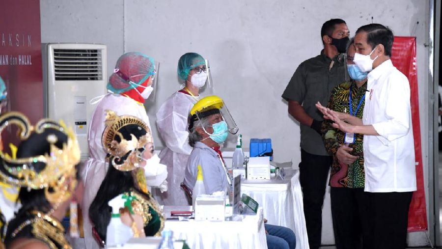 Presiden Joko Widodo (Jokowi) meninjau pelaksanaan vaksinasi massal seniman dan budayawan di Dusun Kembaran, Desa Tamantirto, Kabupaten Bantul, Yogyakarta. (Lukas - Biro Pers Sekretariat Presiden)