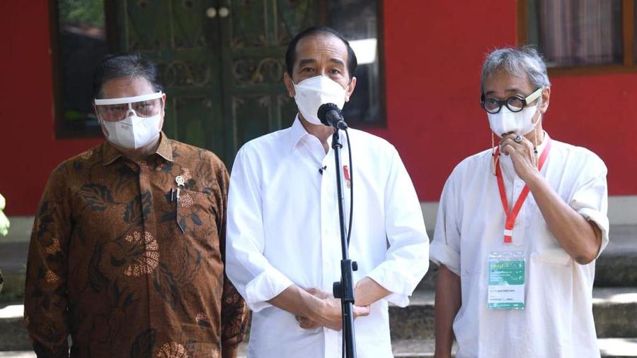 Presiden Joko Widodo (Jokowi) meninjau pelaksanaan vaksinasi massal seniman dan budayawan di Dusun Kembaran, Desa Tamantirto, Kabupaten Bantul, Yogyakarta. (Lukas - Biro Pers Sekretariat Presiden)