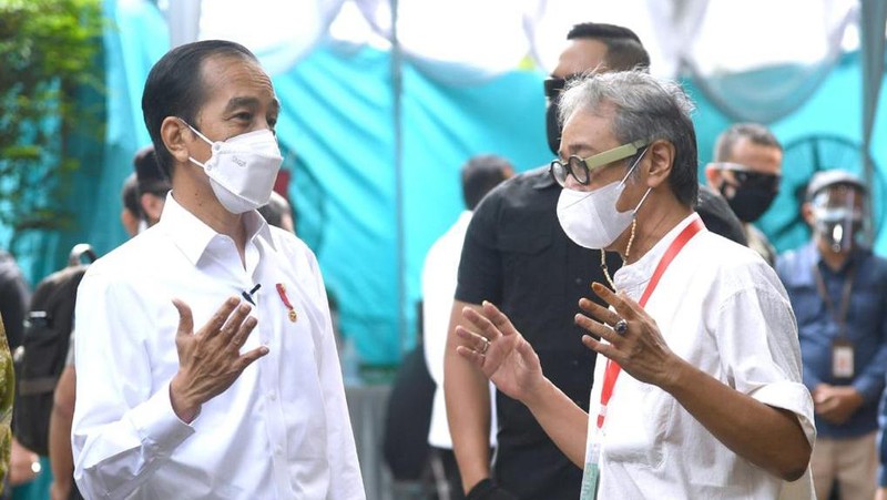 Presiden Joko Widodo (Jokowi) meninjau pelaksanaan vaksinasi massal seniman dan budayawan di Dusun Kembaran, Desa Tamantirto, Kabupaten Bantul, Yogyakarta. (Lukas - Biro Pers Sekretariat Presiden)