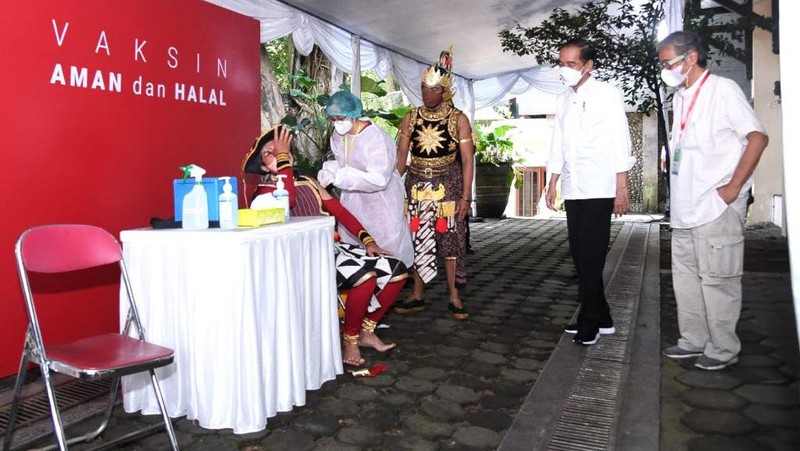 Presiden Joko Widodo (Jokowi) meninjau pelaksanaan vaksinasi massal seniman dan budayawan di Dusun Kembaran, Desa Tamantirto, Kabupaten Bantul, Yogyakarta. (Lukas - Biro Pers Sekretariat Presiden)
