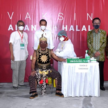 Gaya Petruk dan Gatotkaca Ikuti Vaksinasi Massal di Jogja