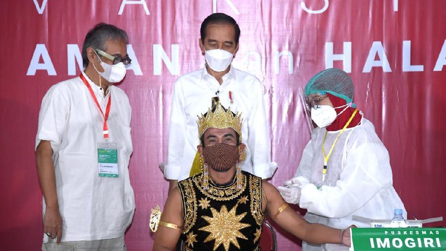 Presiden Joko Widodo (Jokowi) meninjau pelaksanaan vaksinasi massal seniman dan budayawan di Dusun Kembaran, Desa Tamantirto, Kabupaten Bantul, Yogyakarta. (Lukas - Biro Pers Sekretariat Presiden)