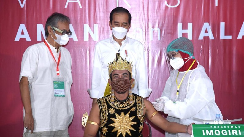 Presiden Joko Widodo (Jokowi) meninjau pelaksanaan vaksinasi massal seniman dan budayawan di Dusun Kembaran, Desa Tamantirto, Kabupaten Bantul, Yogyakarta. (Lukas - Biro Pers Sekretariat Presiden)