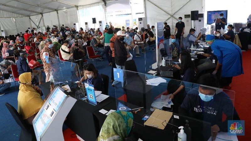 Warga lansia memeriksa kesehatan sebelum menerima vaksinasi Covi-19 di Sentra Vaksinasi Bersama COVID-19 di Istora Senayan, Jakarta, Rabu (10/3/2021). Kementerian BUMN menggelar Sentra Vaksinasi Bersama COVID-19 bagi lansia untuk mendorong percepatan program vaksinasi nasional demi mencapai target satu juta vaksin per bulan. (CNBC Indonesia/Andrean Kristianto)