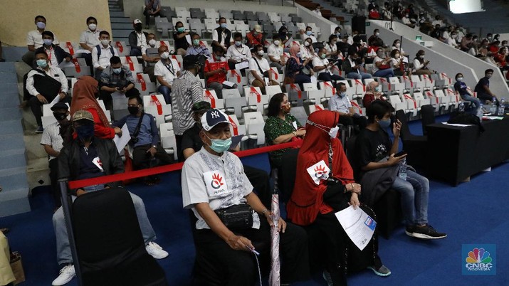 Warga lansia memeriksa kesehatan sebelum menerima vaksinasi Covi-19 di Sentra Vaksinasi Bersama COVID-19 di Istora Senayan, Jakarta, Rabu (10/3/2021). Kementerian BUMN menggelar Sentra Vaksinasi Bersama COVID-19 bagi lansia untuk mendorong percepatan program vaksinasi nasional demi mencapai target satu juta vaksin per bulan. (CNBC Indonesia/Andrean Kristianto) Warga lansia memeriksa kesehatan sebelum menerima vaksinasi Covi-19 di Sentra Vaksinasi Bersama COVID-19 di Istora Senayan, Jakarta, Rabu (10/3/2021). Kementerian BUMN menggelar Sentra Vaksinasi Bersama COVID-19 bagi lansia untuk mendorong percepatan program vaksinasi nasional demi mencapai target satu juta vaksin per bulan. (CNBC Indonesia/Andrean Kristianto)