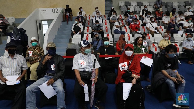 Warga lansia memeriksa kesehatan sebelum menerima vaksinasi Covi-19 di Sentra Vaksinasi Bersama COVID-19 di Istora Senayan, Jakarta, Rabu (10/3/2021). Kementerian BUMN menggelar Sentra Vaksinasi Bersama COVID-19 bagi lansia untuk mendorong percepatan program vaksinasi nasional demi mencapai target satu juta vaksin per bulan. (CNBC Indonesia/Andrean Kristianto)