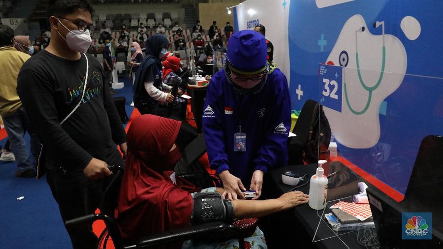 Warga lansia memeriksa kesehatan sebelum menerima vaksinasi Covi-19 di Sentra Vaksinasi Bersama COVID-19 di Istora Senayan, Jakarta, Rabu (10/3/2021). Kementerian BUMN menggelar Sentra Vaksinasi Bersama COVID-19 bagi lansia untuk mendorong percepatan program vaksinasi nasional demi mencapai target satu juta vaksin per bulan. (CNBC Indonesia/Andrean Kristianto)