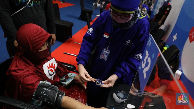 Warga lansia memeriksa kesehatan sebelum menerima vaksinasi Covi-19 di Sentra Vaksinasi Bersama COVID-19 di Istora Senayan, Jakarta, Rabu (10/3/2021). Kementerian BUMN menggelar Sentra Vaksinasi Bersama COVID-19 bagi lansia untuk mendorong percepatan program vaksinasi nasional demi mencapai target satu juta vaksin per bulan. (CNBC Indonesia/Andrean Kristianto)