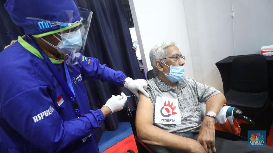 Warga lansia memeriksa kesehatan sebelum menerima vaksinasi Covi-19 di Sentra Vaksinasi Bersama COVID-19 di Istora Senayan, Jakarta, Rabu (10/3/2021). Kementerian BUMN menggelar Sentra Vaksinasi Bersama COVID-19 bagi lansia untuk mendorong percepatan program vaksinasi nasional demi mencapai target satu juta vaksin per bulan. (CNBC Indonesia/Andrean Kristianto)