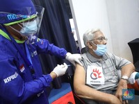 Penampakan Ratusan Warga Lansia Ikuti Vaksinasi di Istora