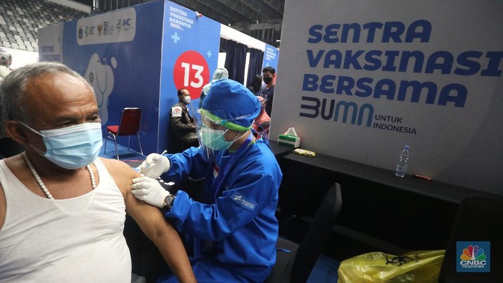 Warga lansia memeriksa kesehatan sebelum menerima vaksinasi Covi-19 di Sentra Vaksinasi Bersama COVID-19 di Istora Senayan, Jakarta, Rabu (10/3/2021). Kementerian BUMN menggelar Sentra Vaksinasi Bersama COVID-19 bagi lansia untuk mendorong percepatan program vaksinasi nasional demi mencapai target satu juta vaksin per bulan. (CNBC Indonesia/Andrean Kristianto)