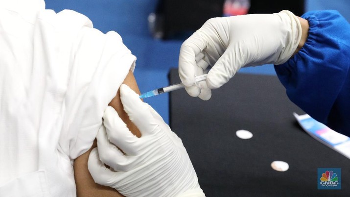 Warga lansia memeriksa kesehatan sebelum menerima vaksinasi Covi-19 di Sentra Vaksinasi Bersama COVID-19 di Istora Senayan, Jakarta, Rabu (10/3/2021). Kementerian BUMN menggelar Sentra Vaksinasi Bersama COVID-19 bagi lansia untuk mendorong percepatan program vaksinasi nasional demi mencapai target satu juta vaksin per bulan. (CNBC Indonesia/Andrean Kristianto)