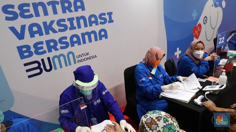Warga lansia memeriksa kesehatan sebelum menerima vaksinasi Covi-19 di Sentra Vaksinasi Bersama COVID-19 di Istora Senayan, Jakarta, Rabu (10/3/2021). Kementerian BUMN menggelar Sentra Vaksinasi Bersama COVID-19 bagi lansia untuk mendorong percepatan program vaksinasi nasional demi mencapai target satu juta vaksin per bulan. (CNBC Indonesia/Andrean Kristianto)
