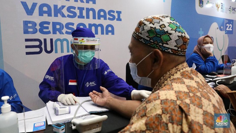 Warga lansia memeriksa kesehatan sebelum menerima vaksinasi Covi-19 di Sentra Vaksinasi Bersama COVID-19 di Istora Senayan, Jakarta, Rabu (10/3/2021). Kementerian BUMN menggelar Sentra Vaksinasi Bersama COVID-19 bagi lansia untuk mendorong percepatan program vaksinasi nasional demi mencapai target satu juta vaksin per bulan. (CNBC Indonesia/Andrean Kristianto)