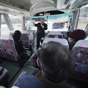 Potret Tur Bus Keliling Lokasi Gempa Dahsyat di Utara Jepang