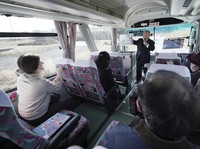 Potret Tur Bus Keliling Lokasi Gempa Dahsyat di Utara Jepang