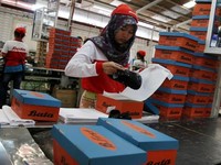 233 Karyawan Kena PHK Massal Pabrik Sepatu Bata Tutup