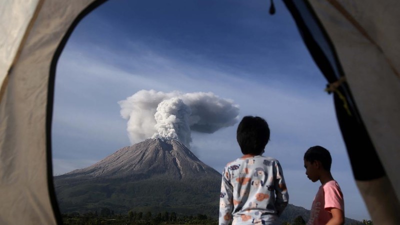 Gunung Sinabung di Karo, Sumatera Utara (Sumut), kembali mengalami erupsi. (AP/Binsar Bakkara)