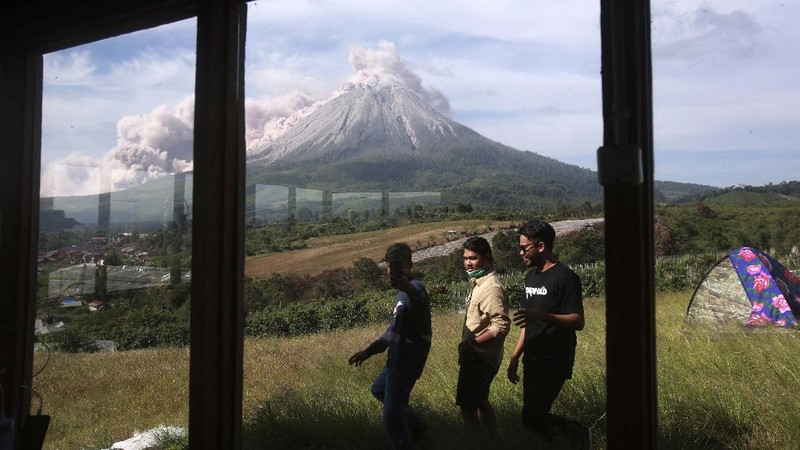 Gunung Sinabung di Karo, Sumatera Utara (Sumut), kembali mengalami erupsi. (AP/Binsar Bakkara)