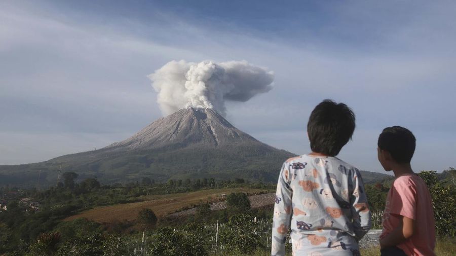 Gunung Sinabung di Karo, Sumatera Utara (Sumut), kembali mengalami erupsi. (AP/Binsar Bakkara)