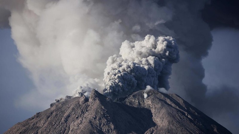 Gunung Sinabung di Karo, Sumatera Utara (Sumut), kembali mengalami erupsi. (AP/Binsar Bakkara)