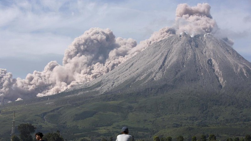 Gunung Sinabung di Karo, Sumatera Utara (Sumut), kembali mengalami erupsi. (AP/Binsar Bakkara)