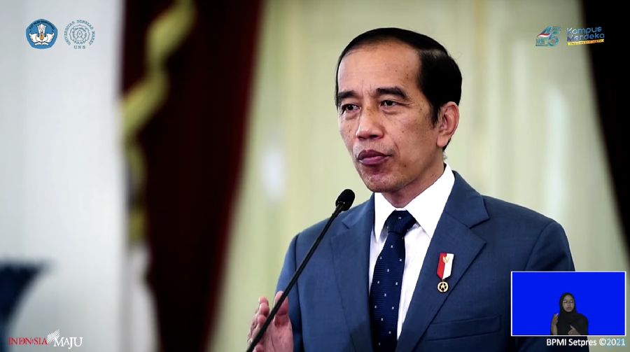 Jokowi dalam acara sidang terbuka senat akademik DIES Natalis Ke-45 UNS. (Tangkapan layar Youtube Universitas Sebelas Maret)
