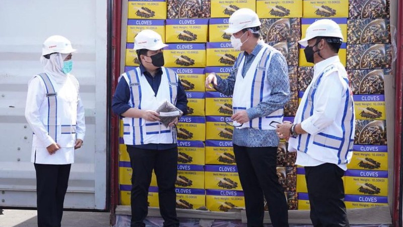 Kunjungan Bersama MenTan, MenDag dan MenBUMN dalam peluncuran ekspor hasil pertanian ke 27 negara spt sarang burung, kopi, jamur, cengkeh, okra dan lain2 serta meninjau peninjauan awal panen raya beras. Ist