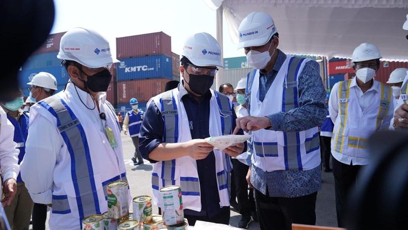 Kunjungan Bersama MenTan, MenDag dan MenBUMN dalam peluncuran ekspor hasil pertanian ke 27 negara spt sarang burung, kopi, jamur, cengkeh, okra dan lain2 serta meninjau peninjauan awal panen raya beras. Ist