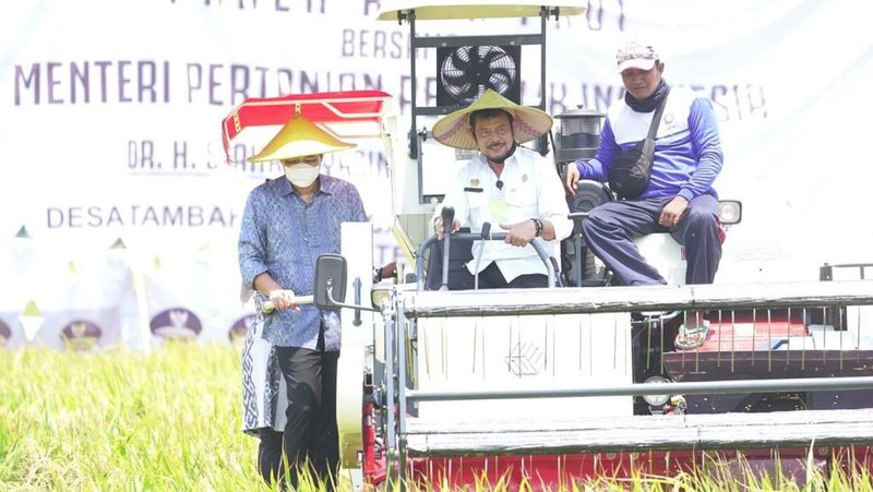 Kunjungan Bersama MenTan, MenDag dan MenBUMN dalam peluncuran ekspor hasil pertanian ke 27 negara spt sarang burung, kopi, jamur, cengkeh, okra dan lain2 serta meninjau peninjauan awal panen raya beras. Ist