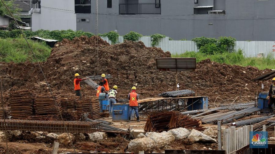 Pekerja mengerjakan proyek rumah DP 0 rupiah Nuansa Cilangkap, Jakarta, Jumat, (12/3/2021). (CNBC Indonesia/Muhammad Sabki)